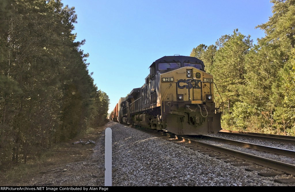 CSX 128 and 5373 wait for green at milepost 832